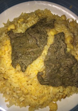 Una foto de Arroz con choclo y carne frita