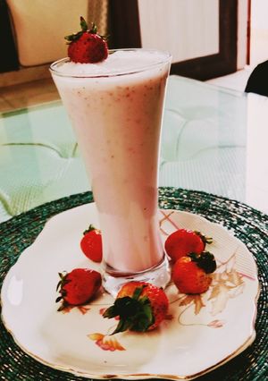 वनीला स्ट्रॉबेरी शेक (vanilla strawberry recipe in Hindi) रेसिपी मुख्य फोटो