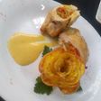 Suprema rellena con papas a la crema y salsa de miel y curry
