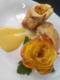 Suprema rellena con papas a la crema y salsa de miel y curry