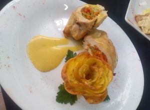 Una foto de Suprema rellena con papas a la crema y salsa de miel y curry