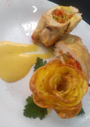 Una foto de Suprema rellena con papas a la crema y salsa de miel y curry