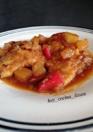 Una foto de Pollo a la naranja con piña y pimientos