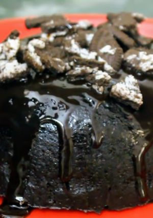 A picture of Oreo biscuit cake.
