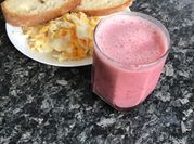 Una foto de smoothie de frambuesa