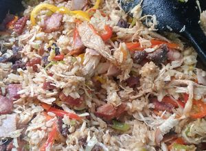 Una foto de Arroz trifásico de pollo, carne cerdo ahumado, pechuga y jamón