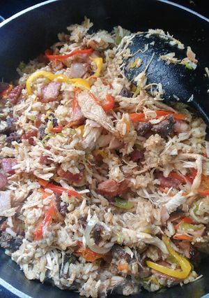 Una foto de Arroz trifásico de pollo, carne cerdo ahumado, pechuga y jamón