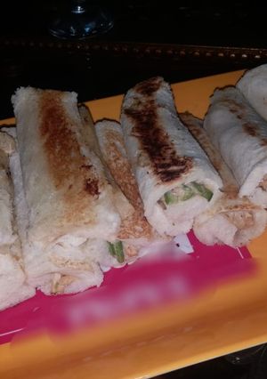 A picture of Saucy and creamy chicken rolls.