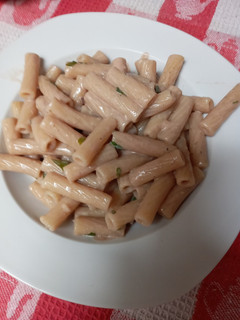 Una foto de Pasta con crema de panitas de ave