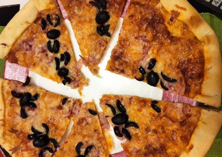 Pizza de jamón dulce, queso y arañas (aceitunas negras)