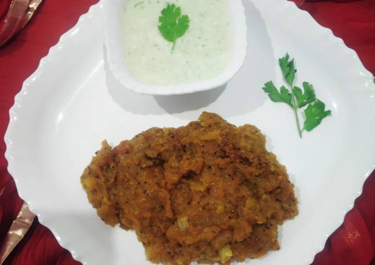 Aloo burji with coriander-mint curd