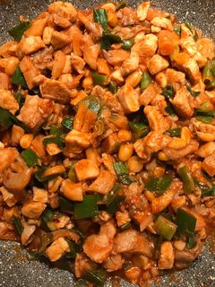 Kínai mogyorós gombás chilis csirke recept fotója
