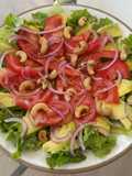 Ensalada de lechuga y tomate recargada