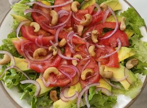 Una foto de Ensalada de lechuga y tomate recargada