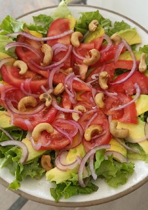Una foto de Ensalada de lechuga y tomate recargada