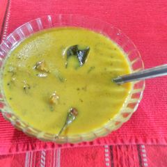 A picture of Kadi with methi onion pakoda.