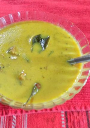 A picture of Kadi with methi onion pakoda.