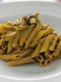 Pasta con pesto de pepitas, cilantro y chipotle