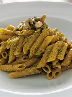 Una foto de Pasta con pesto de pepitas, cilantro y chipotle