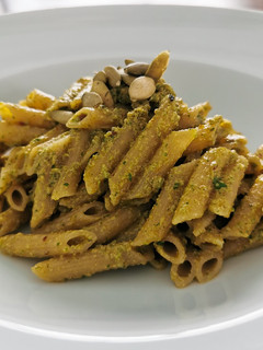 Una foto de Pasta con pesto de pepitas, cilantro y chipotle
