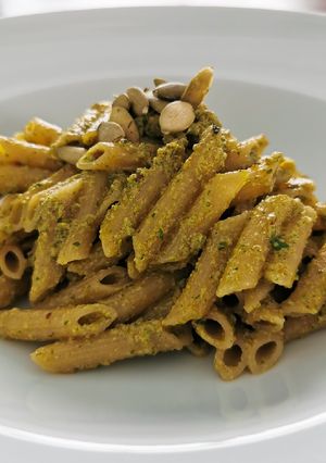 Una foto de Pasta con pesto de pepitas, cilantro y chipotle