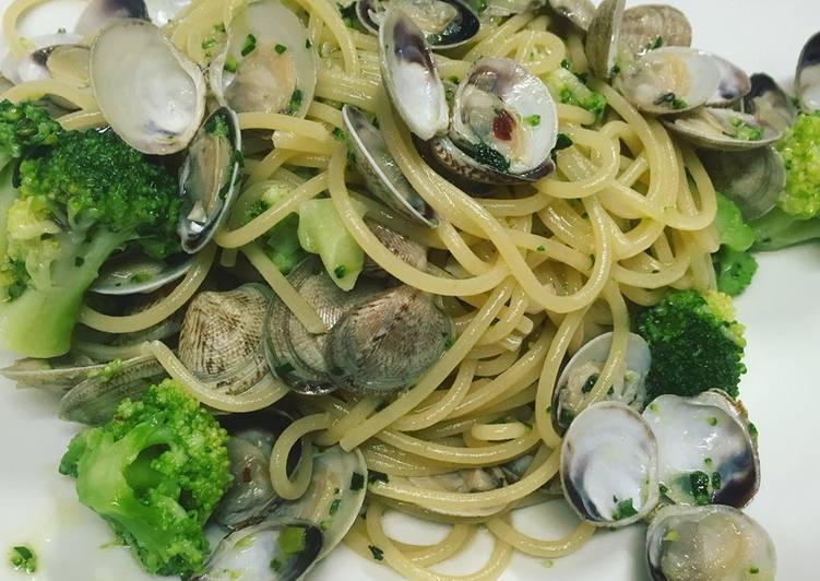 Spaghetti alle vongoline e broccolo calabrese