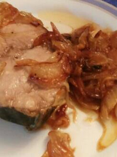 Una foto de Bonito fácil encebollado