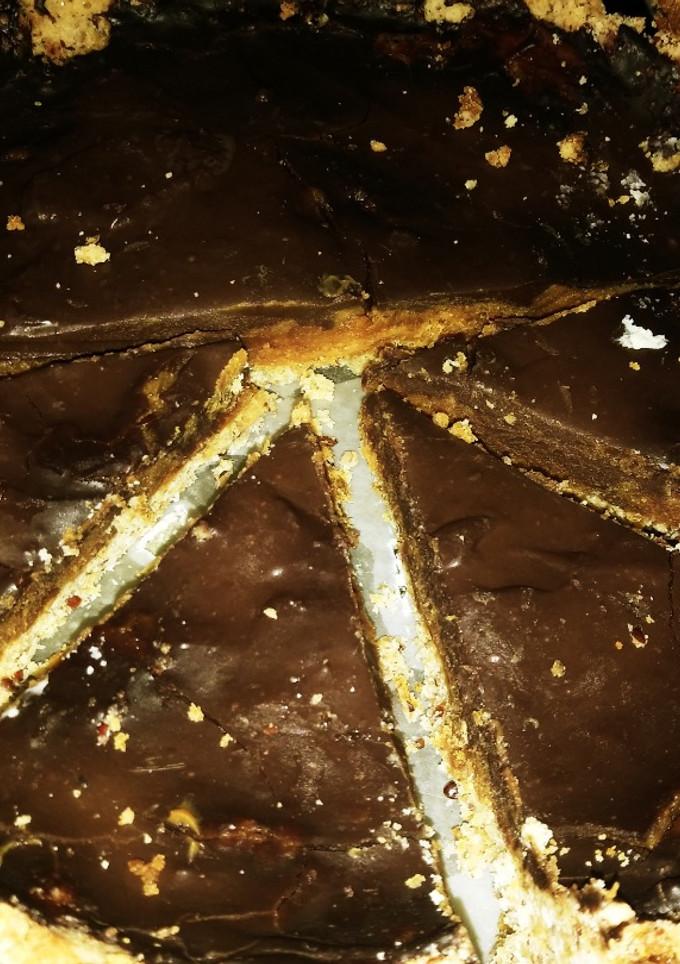 Una foto de Tarta de crema de maní y base de harinas low carb