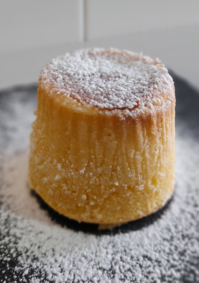 Una foto de Coulant de chocolate blanco sin gluten