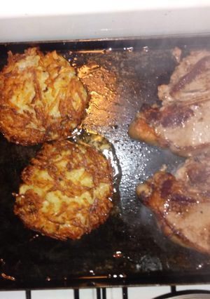 Una foto de Bifes con papas rosti