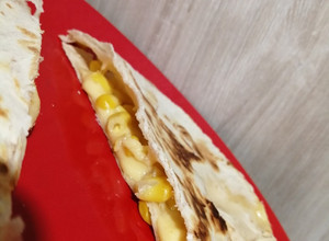 Una foto de Quesadillas queso-choclo fácil y rápido 🧀🌽 (individual)