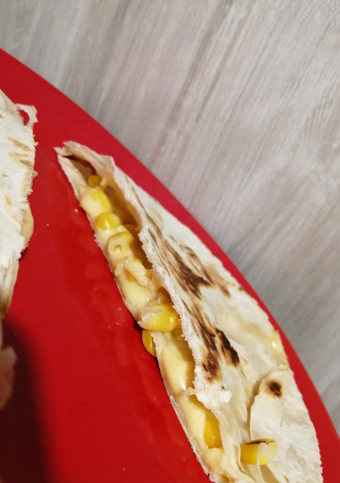 Una foto de Quesadillas queso-choclo fácil y rápido 🧀🌽 (individual)