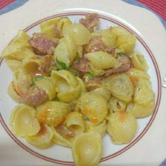 A picture of Bacon, sausage n Macaroni cheese.