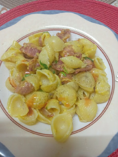 A picture of Bacon, sausage n Macaroni cheese.