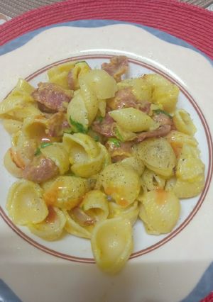 A picture of Bacon, sausage n Macaroni cheese.