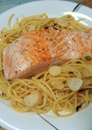 รูปของ Spaghetti Aglio e Olio with Grilled Salmon