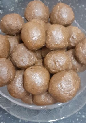 સુંઠ ની લાડુડી (Sundh ladudi Recipe In Gujarati) રેસીપી મુખ્ય ફોટો