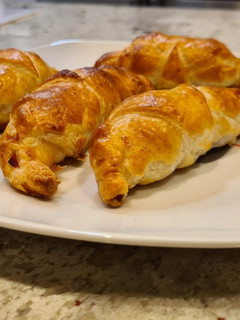 Una foto de Mini croissant de bacon, jamón y queso