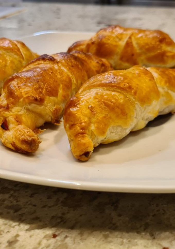 Una foto de Mini croissant de bacon, jamón y queso