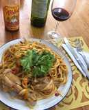 Espaguetis tallarines con muslos de pollo