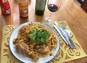Una foto de Espaguetis tallarines con muslos de pollo