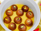 ગુલાબ જાંબુ (Gulab Jamun Recipe In Gujarati)