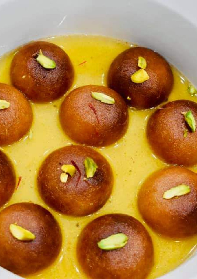 ગુલાબ જાંબુ (Gulab Jamun Recipe In Gujarati) રેસીપી મુખ્ય ફોટો