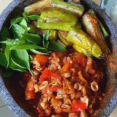 A picture of Sambal Cumi dan lalapan.