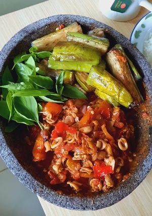 Foto resep Sambal Cumi dan lalapan