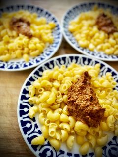Una foto de Lumache con pesto rojo de piñones y anacardos