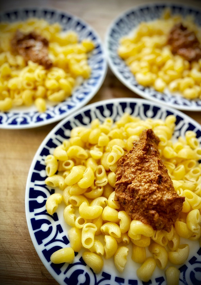 Una foto de Lumache con pesto rojo de piñones y anacardos