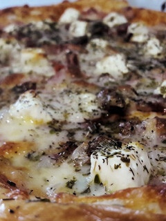 Una foto de Hojaldre con bacon y tomates