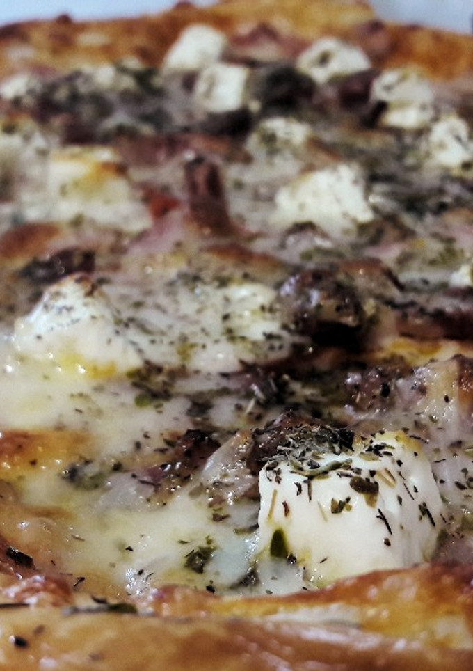Una foto de Hojaldre con bacon y tomates