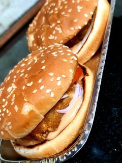 आलू टिक्की बर्गर (aloo tikki burger recipe in Hindi) रेसिपी मुख्य फोटो